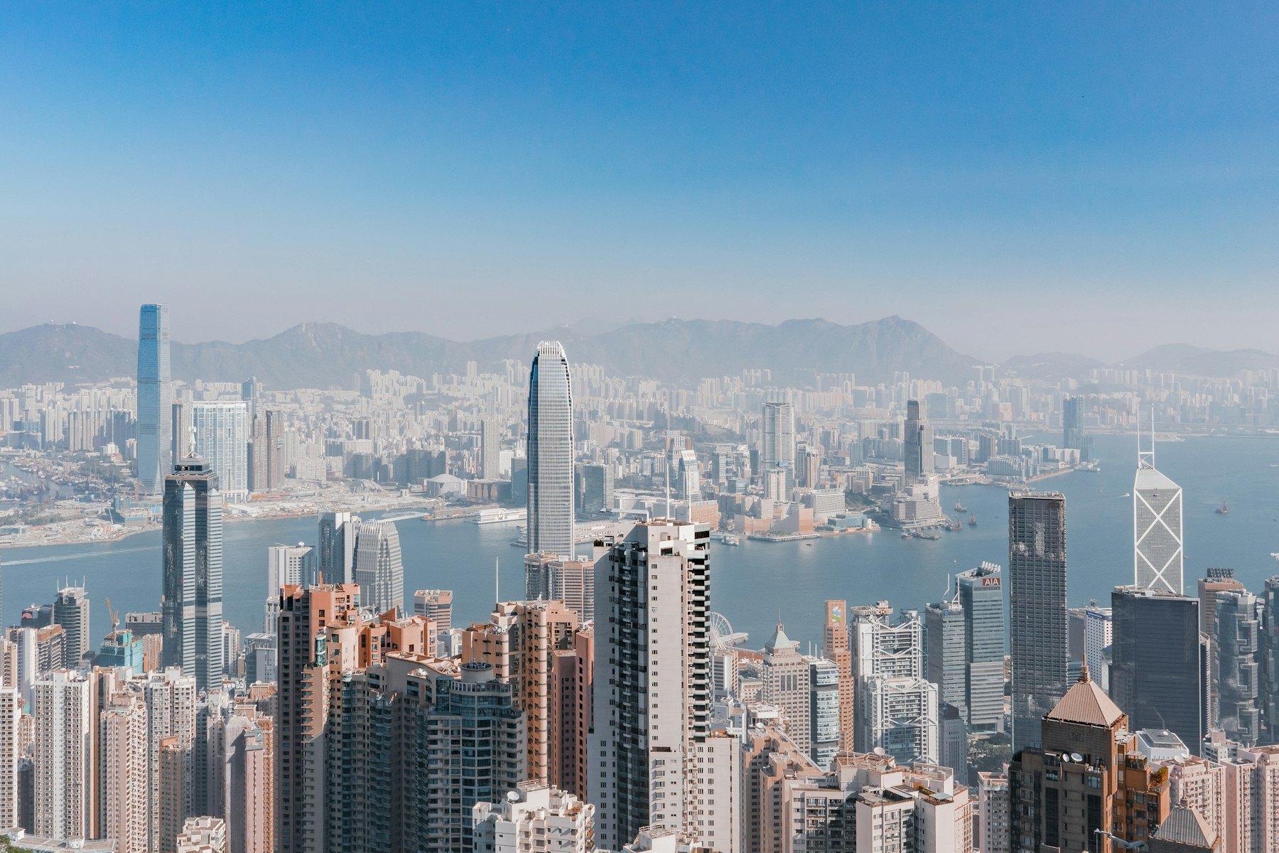香港维多利亚港与中环天际线
